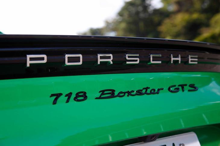 リアエンドには、アゲートグレーで塗装された「718 Boxster GTS」ロゴが添えられる。