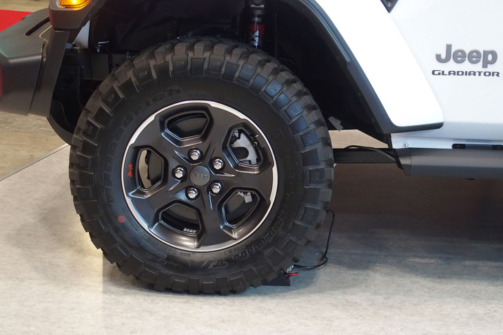 ジープ・グラディエーター（フロントタイヤ＆ホイール）