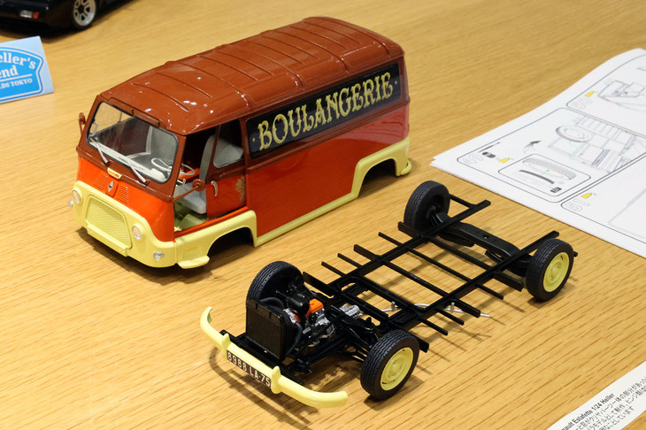 エレールの1/24「ルノー・エスタフェ」。これも出来のいいキットだが、手を加えてさらに魅力的にしている。本来の組み立て手順ではボディーとシャシーをガッチリ接着してしまうため、かなり精密に再現されたサスペンションやパワートレインなどが見られなくなってしまうとのことで……。