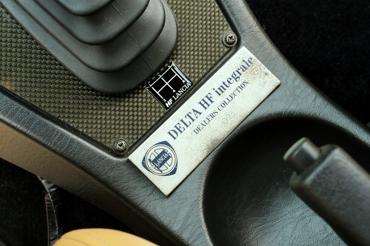 今回の車両は、「ディーラーズコレクション」と名付けられたマニアックな限定車。こうした“レア車”については、特徴的なディテール（写真はシリアルプレート）も記録される。