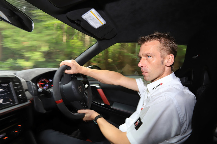 ミハエル・クルムさん操る「GT-R NISMO」のパッセンジャーシートも体験。「Nアタックパッケージ」は、ニュルの荒れた路面でも4本のタイヤをしっかり接地させるようセッティングされているという。