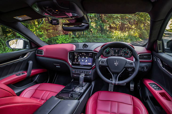 ダッシュボード中央に位置するタッチ式の液晶パネルは、従来型の8.4インチから10.1インチにサイズを拡大。Android Automotive OSを搭載した最新のインフォテインメントシステムが内蔵されている。