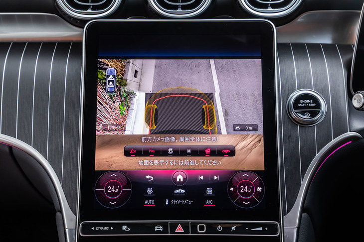 車両フロント下方の路面映像（フロントタイヤとその操舵方向を含む）を仮想的に映し出す「トランスペアレントボンネット」機能も備わる。