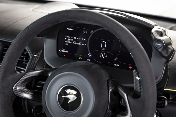 走行モードのセレクタースイッチをメーターナセルの右側に配置。慣れれば走行時でも、ステアリングホイールから手を離さずに操作できる。メータースクリーンは10インチサイズで、ステアリングホイールに連動し上下に動く。