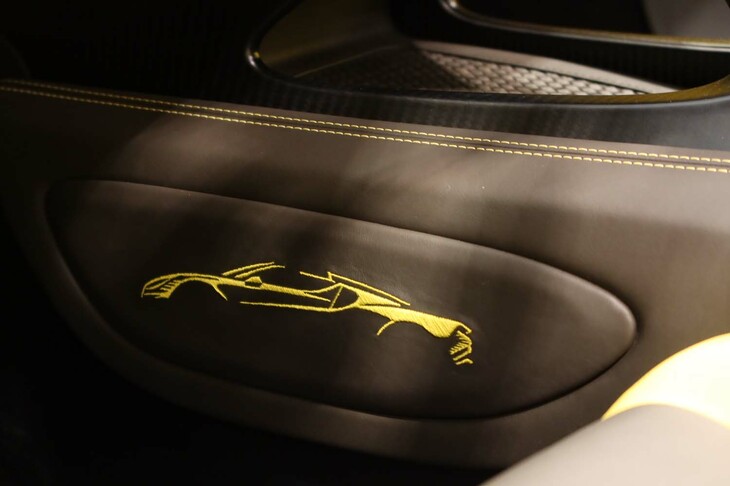 ブガッティW16ミストラル（センターコンソールの側面に入れられた刺しゅう）