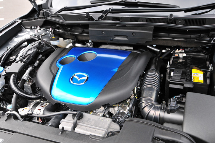 スカイアクティブD 2.2を搭載した「CX-5」のエンジンルーム。（写真＝池之平昌信）