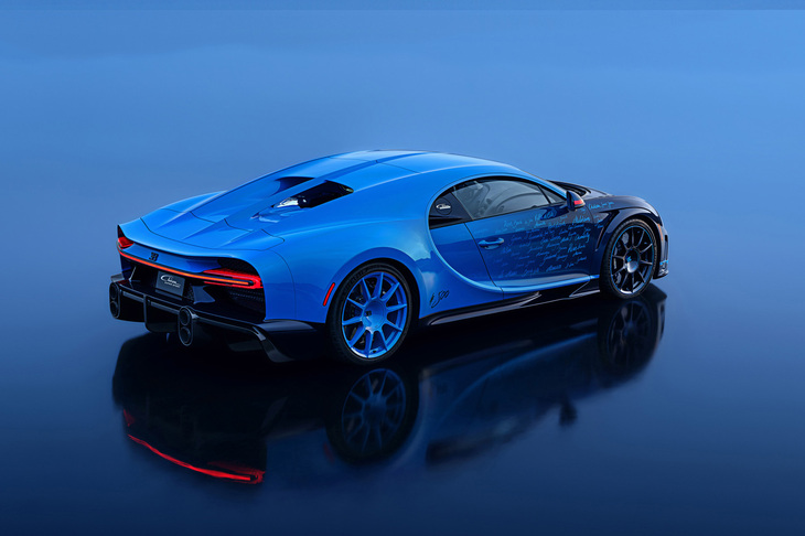 リアミドにマウントされる8リッターW16クワッドターボエンジンは、従来型の「シロン」と同じく最高出力1500PSを発生する。