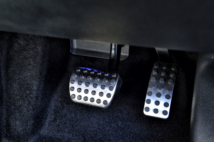 アクセル／ブレーキペダルはゴム製ディンプルが備わるアルミ製。AMGのロゴとイエローのパイピングが入れられた「エディション1」専用フロアマットも標準装備される。