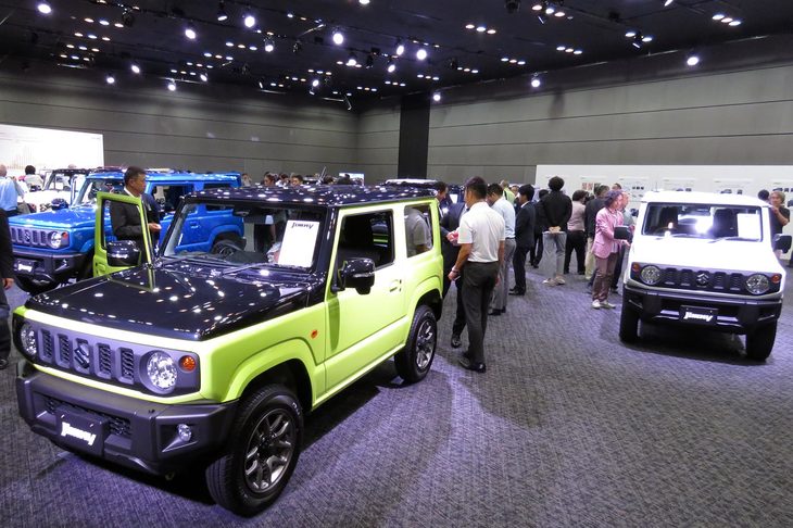 受注生産の特別ボディーカラー「ブラックトップ2トーン」（左）は、「ジムニー」の最上級グレード「XC」だけに用意される。