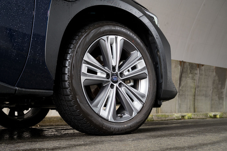 試乗車はまだ“衣替え”していなかったようで、足もとにはスタッドレスタイヤの「ヨコハマ・アイスガードiG70」を装着。それでも、峠道でふらつくようなそぶりは一切なかった。