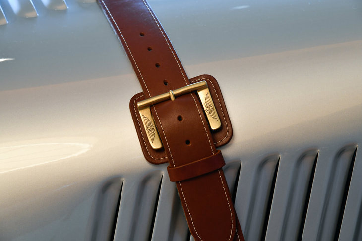 モーガン4/4（ボンネットベルト）