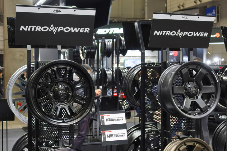 「M16アサルト」（写真左）はトータルコーディネートを重視するユーザー向け。一方「M6カービン」（右）は足元を目立たせたいユーザー向けという位置づけだ。