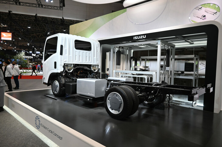 「いすゞ・エルフEV」とバッテリー交換式ソリューション「EVision Cycle Concept」の展示。