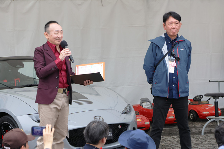 10時からの開会式では、マツダを代表して現「ND」型の主査を務める齋藤茂樹さん（写真向かって右）があいさつ。この後に参加したトークショーでは、恒例となった齋藤節がさく裂し、マツダ関係者をひやひやさせながらもファンを楽しませてくれた。