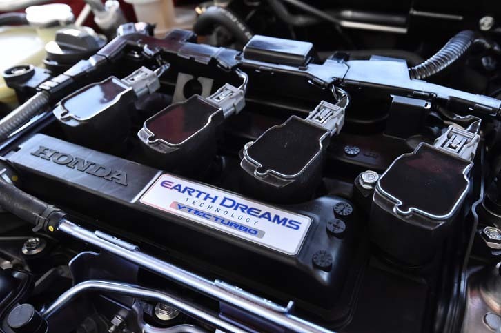 「セダン」「ハッチバック」とも1.5リッターターボエンジンを搭載する。レギュラーガソリン仕様のセダンは最高出力173psと最大トルク220Nmを、ハイオク仕様のハッチバックは同182psと同220Nm（CVT車の場合。6段MT車は240Nm）を発生する。