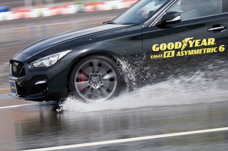 試走会にて、ウエットハンドリングコースへと臨む、「グッドイヤー・イーグルF1アシメトリック6」を装着した「日産スカイライン」。