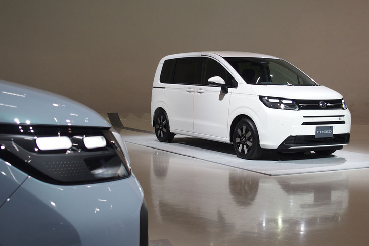 8年ぶりにフルモデルチェンジを行い、3代目に進化した「ホンダ・フリード」が間もなく正式発売される。開発のグランドコンセプトは「“Smile”Just Right Mover～こころによゆう　笑顔の毎日」とされている。