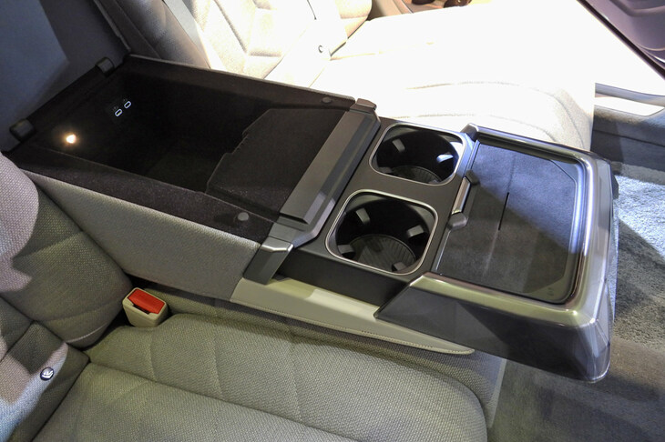 BMW i7 M70 xDrive（リアセンターアームレスト）