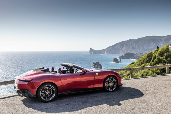 「ローマ スパイダー」は、オープンエアの気持ちよさや優雅なスタイリングを実現しているだけでなく、より幅広い領域でクルマとのコミュニケーションが楽しめるスポーツカーに仕上がっていた。