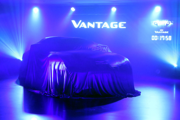 発表会の会場にてアンベールを待つ新型「ヴァンテージ」。
