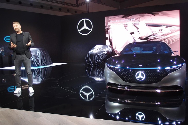 東京モーターショー2019のメルセデスブースにて。ホルガー・フッツェンラウブ氏と「ヴィジョンEQS」。
