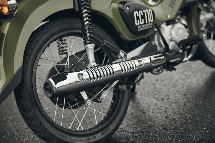 真っすぐ後方に伸びたエキゾーストパイプには、クロームのヒートガードが装着されている。