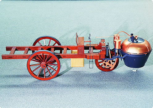 世界初の“自動車”とされるキュニョーの砲車。車名の通り大砲を運ぶ車両として開発されたものだ。フロントの1輪が駆動と操舵の両方を受け持つ設計だったが、操縦性が悪く、テスト走行中に壁に激突。そのまま廃棄されてしまったという。（写真＝トヨタ博物館）