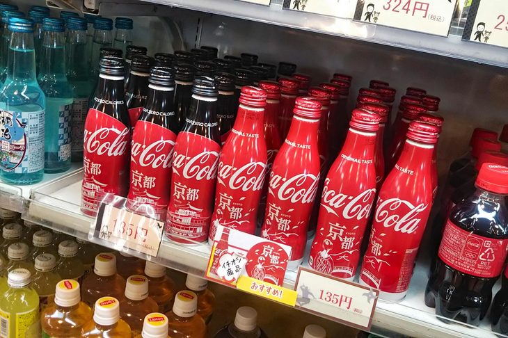 甲南PAで発見した京都印のコカ・コーラ。手裏剣と、それっぽい人影の書かれた値札のデザインにも注目。忍者と舞妓はんの夢のコラボレーション。