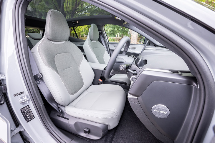 フロントシートには電動調整機構とヒーターを内蔵。表皮には再生素材を用いたファブリックが用いられる。