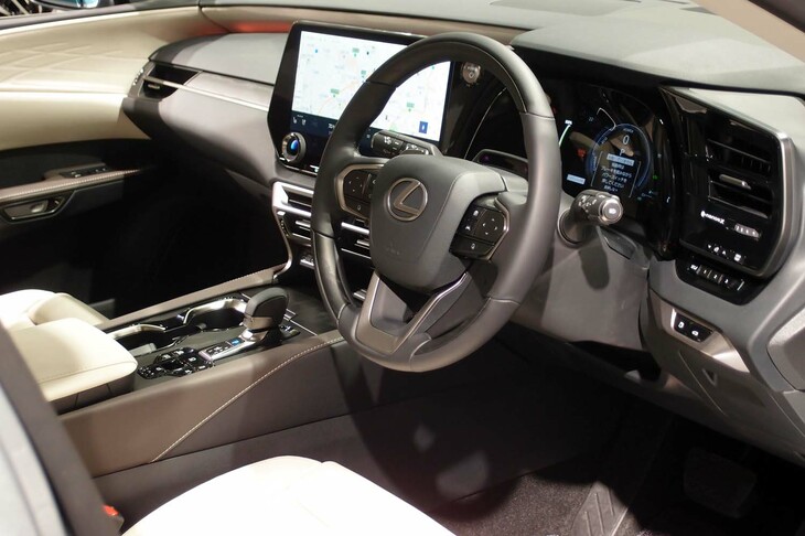 レクサスRX450h＋“バージョンL”（コックピット周辺部）