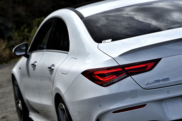 流れるような曲線を描く、アーチ状のルーフラインが特徴。エクステリアデザインは、同じ4ドアクーペスタイルのEセグメントモデル「CLS」の流れをくむもの。