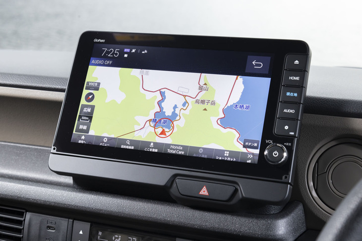 この9インチのナビゲーションは取り付けアタッチメントなども含めて約26万円のオプション。マルチビューカメラシステムは7万3200円とどれも高額だ。