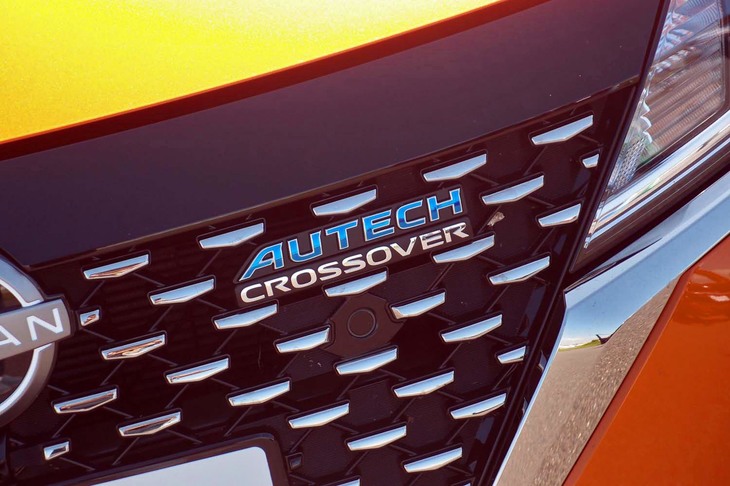 フロントグリルには、オーテックのイメージカラーであるブルーをあしらったロゴマークが添えられる。