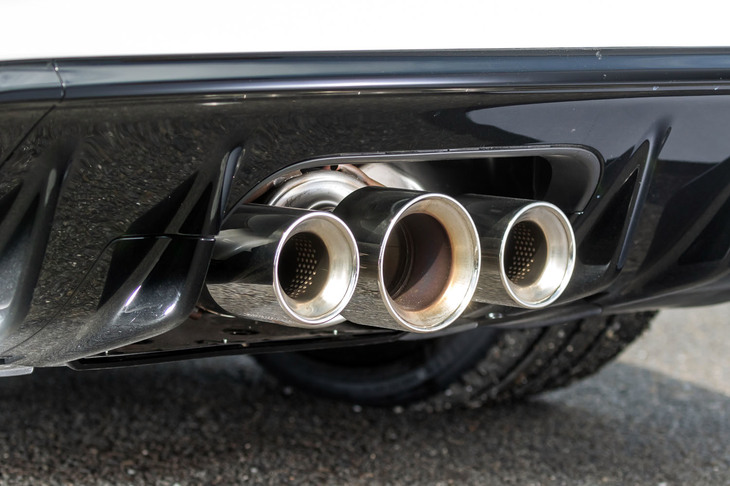 マフラーはセンター3本出しで、先代とは異なり中央が最も太くなっている。この中央のマフラーにはアクティブバルブが備わっており、高負荷走行時に開くことで排気流量を増大。迫力あるサウンドにも寄与している。