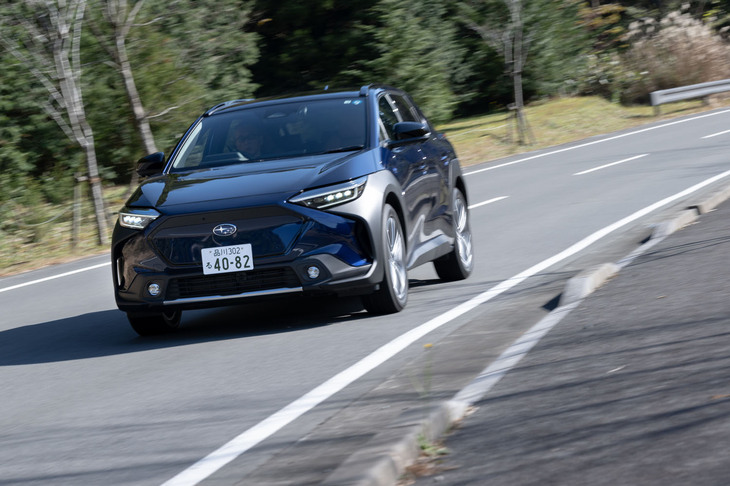 姉妹車の「スバル・ソルテラ」と「トヨタbZ4X」だが、その中身には微妙な差異がある。例えば4WD車ではダンパーの特性が異なり、さらにソルテラにのみパドルスイッチが装備される。