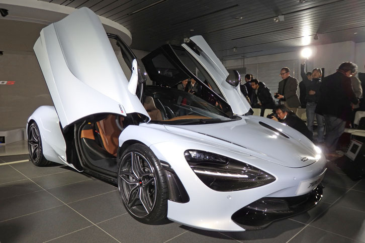 マクラーレンのアイコンでもあるディヘドラルドアを継承している。