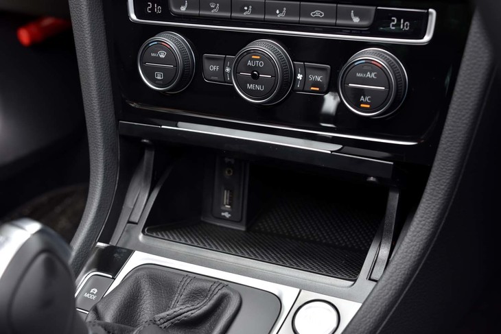 センターコンソールの小物入れ。AUXとUSBのソケットが備わる。