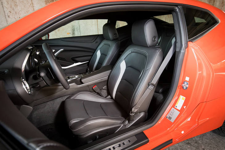 全車に標準装備されるレザーシート。運転席と助手席には、ヒーターおよびベンチレーション機能、電動調整機構が搭載されている。色は写真の「ジェットブラック」と、「ジェットブラック／アドレナリンレッド」のツートンカラーの2種類が用意される。