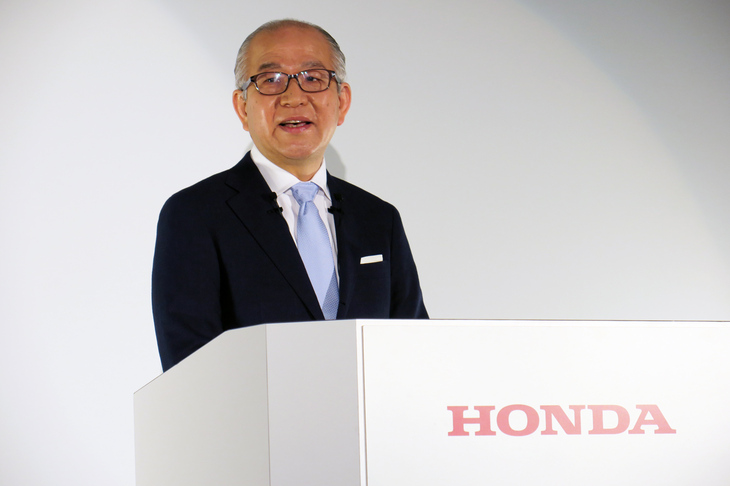 燃料電池システムの研究開発について説明する長谷部氏。大量のエネルギーを高効率に貯蔵・運搬できることや、充てん速度の速さなどを、バッテリーに対する水素のアドバンテージとして挙げた。