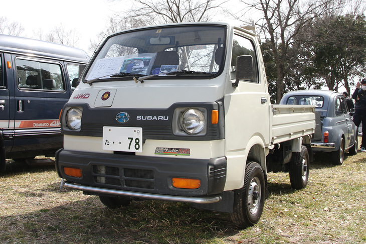 「スバル営農サンバー4WD」。1980年に3代目「サンバー トラック」に加えられた軽トラ初となる4WD仕様の、農協専売グレード。