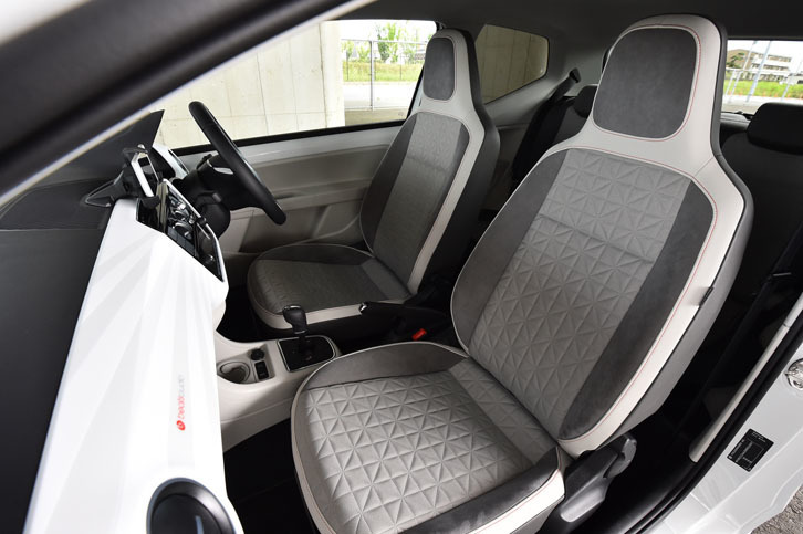 「up! with beats」専用デザインのファブリックシート。グレー系の「セラミックカラー」でコーディネートされている。