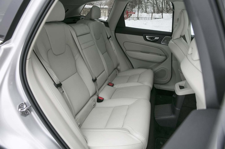 後席（写真）は運転席と同様に、上質な「パーフォレーテッド・ファインナッパレザー」で仕立てられている。