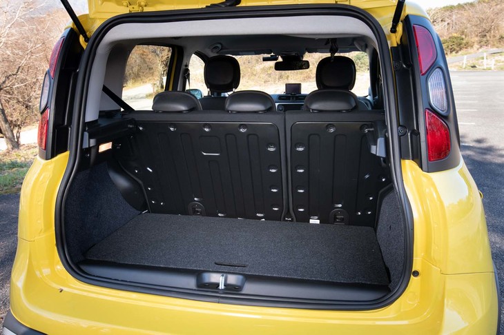 荷室の容量は225リッター。後席の背もたれを倒せば870リッターにまで拡大できる。