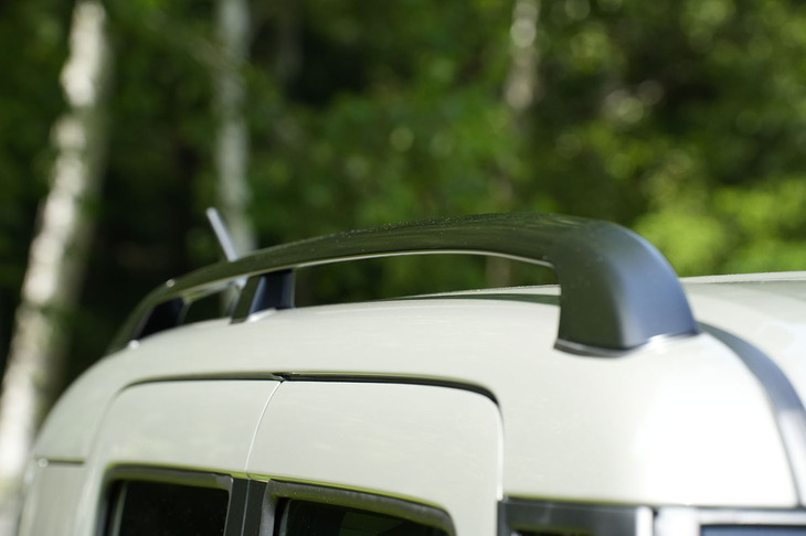 ルーフレールはブラック。