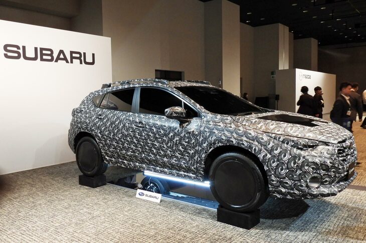 新しいハイブリッドシステムを搭載した試作車。4WD車にはリアモーター方式の電動4WDではなく、プロペラシャフトで駆動力を伝達する機械式4WDを採用するという。