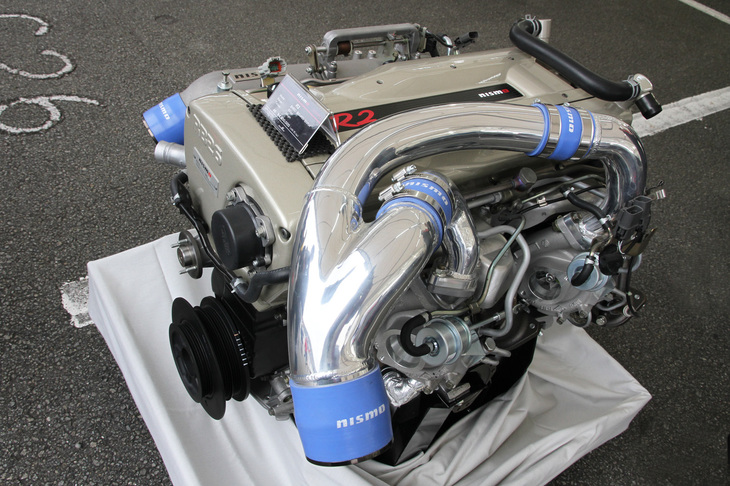 BNR32、BCNR33、BNR34用のRE26DETTをチューンし、最高出力450ps、最大トルク471Nmを発生するというニスモの「R2」。部品代と工賃でおよそ480万円。