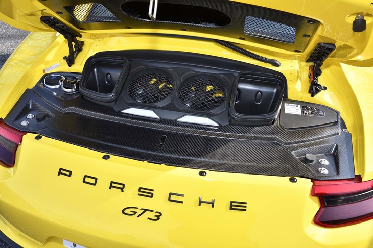 リアフードを開けてもエンジンの姿を拝むことができないのは従来モデルと同じ。むき出しのCFRP製パーツが生々しい。