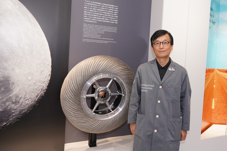 ブリヂストンイノベーションギャラリーの森 英信館長。月面探査機用タイヤとともに。