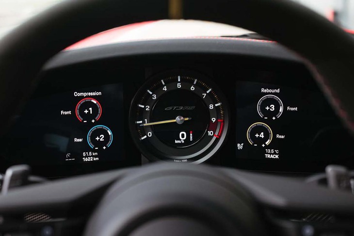 サスペンションの調整はメーター上で行える。タコメーターの左側に前後サスのコンプレッションが、右側にはリバウンドの段階が表示される。