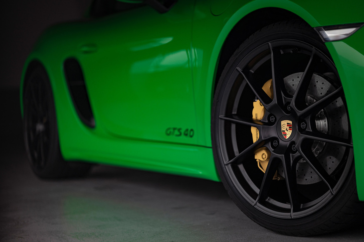 「718ボクスター／ケイマンGTS 4.0」に標準装備される、サテンブラック塗装の20インチアルミホイール。タイヤサイズは従来モデルと同じで、前が235/35ZR20、後ろが265/35ZR20となっている。